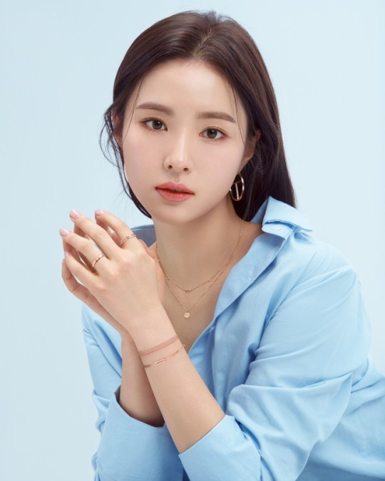 shin-se-kyung-reveals-the-summer-pictorial-contained-her-pure-charm-2