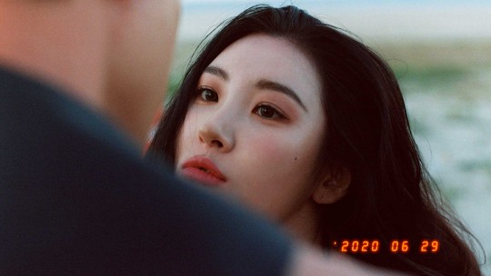 sunmi-drops-her-next-teaser-images-chilling-summer-with-her-gang-for-pporappippam-1