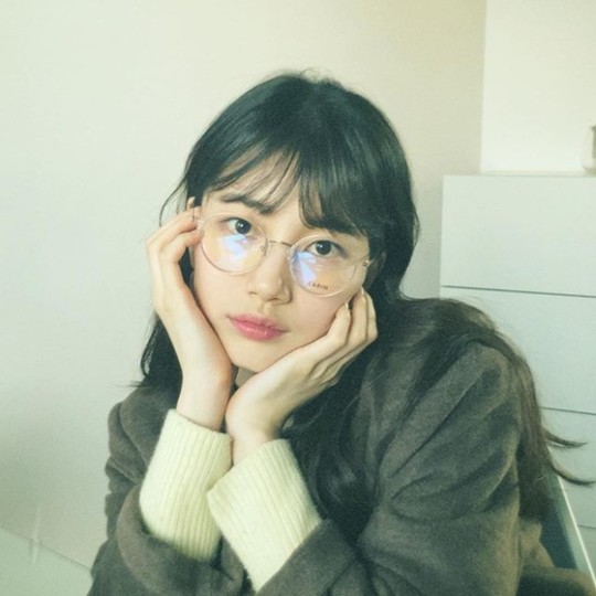 suzy-shows-her-innocence-when-wearing-glasses-1