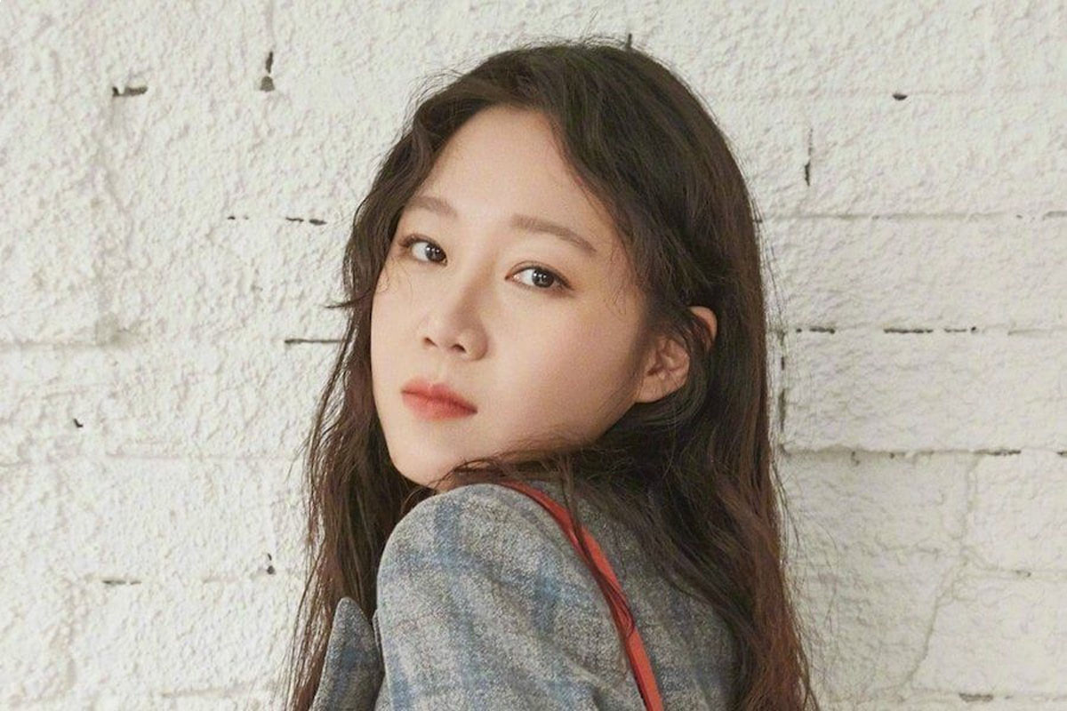 Gong Hyo Jin makes up by selfie filter