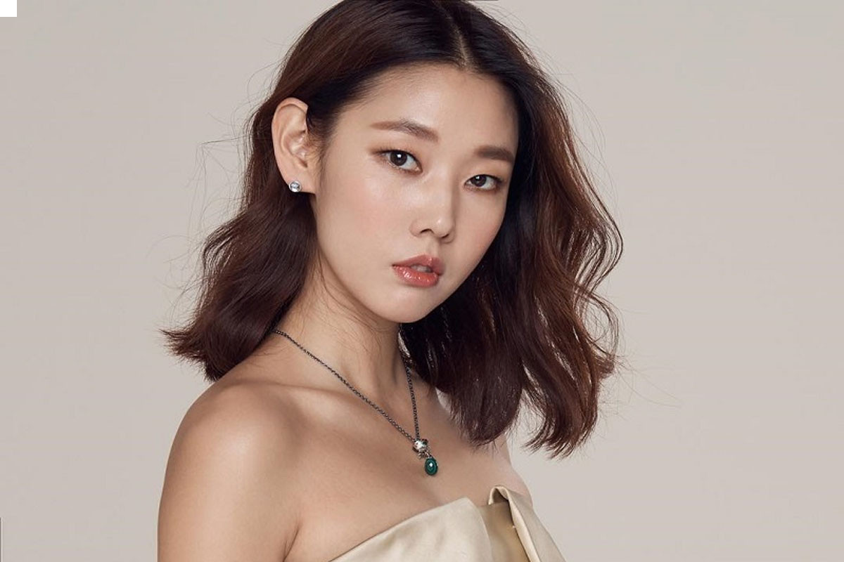 Model Han Hye Jin Turns Off Her Instagram Comments Amid Backlash Over Her  Vogue Korea's Blue House Pictorial - Koreaboo