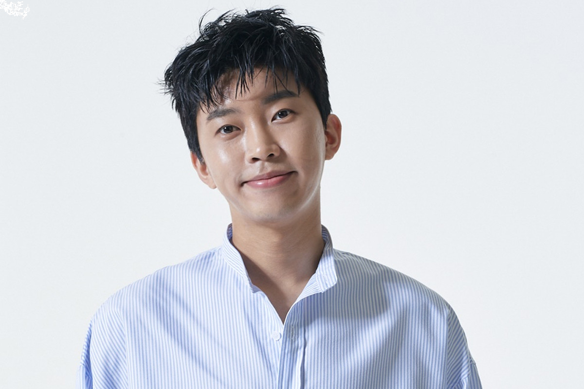 'Mr. Trot' Lim Young Woong continues popularity on music charts
