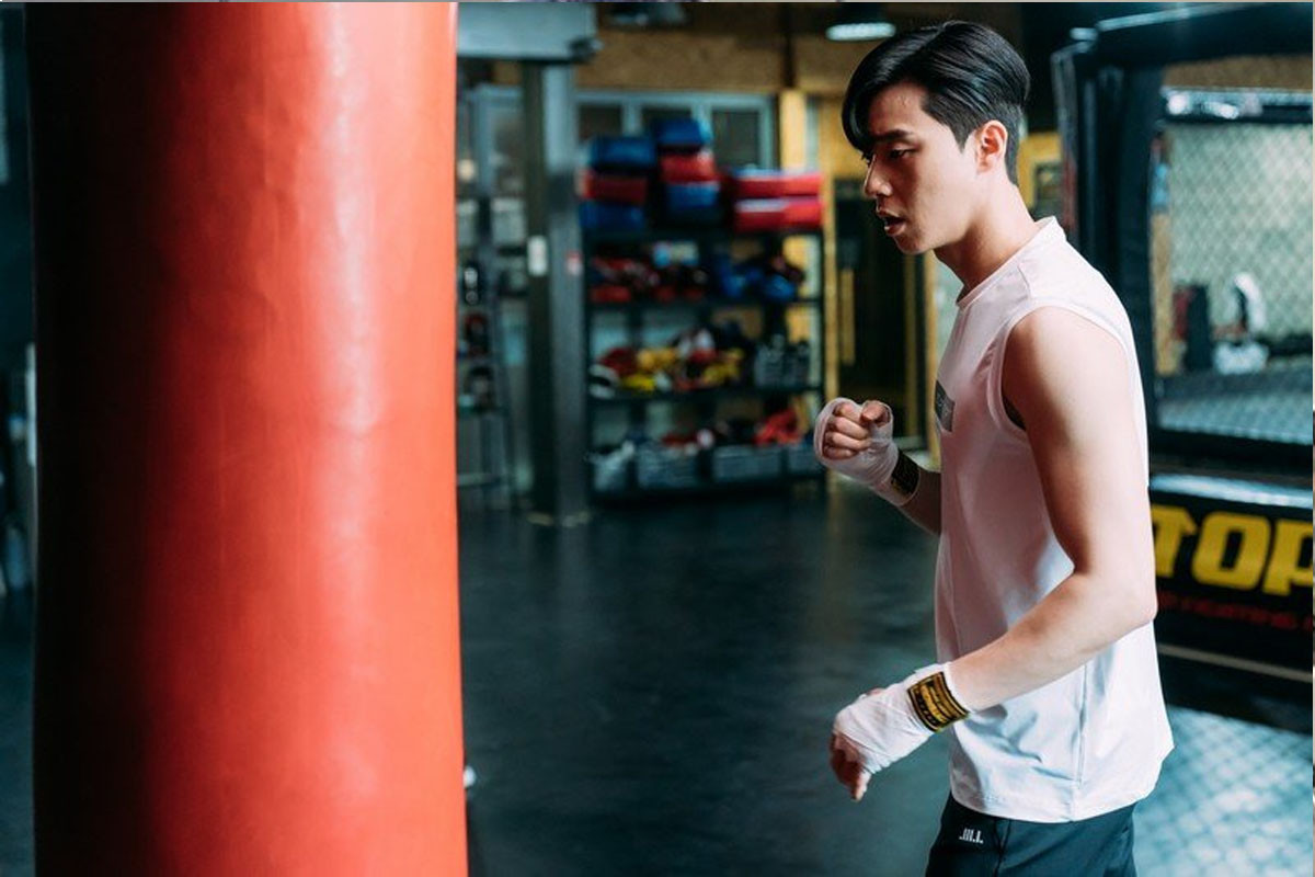 Park Seo Joon shares gym selca while preparing for his role in film 'Dream'