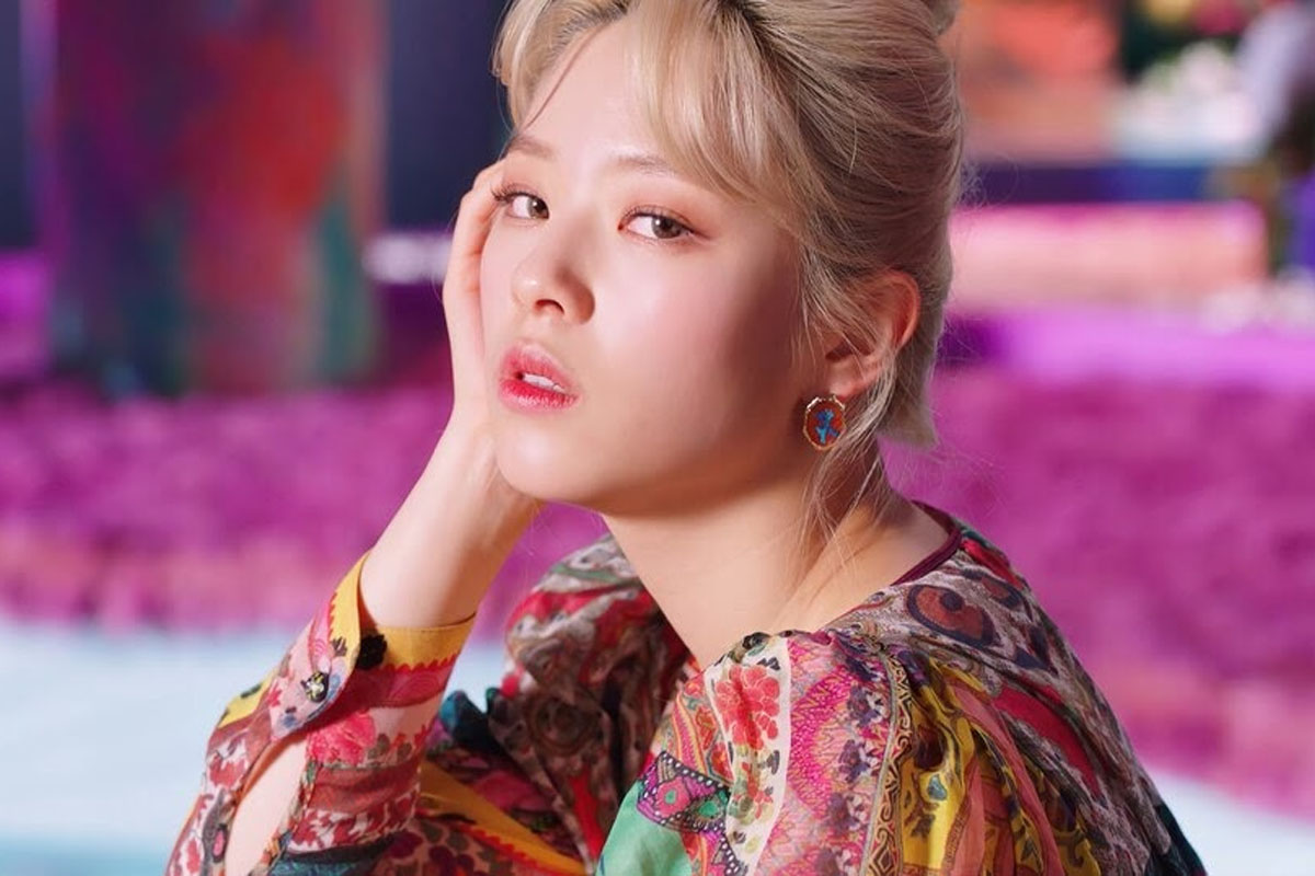 TWICE’s Jeongyeon Reveals That She’s Been Dealing With Neck Injury