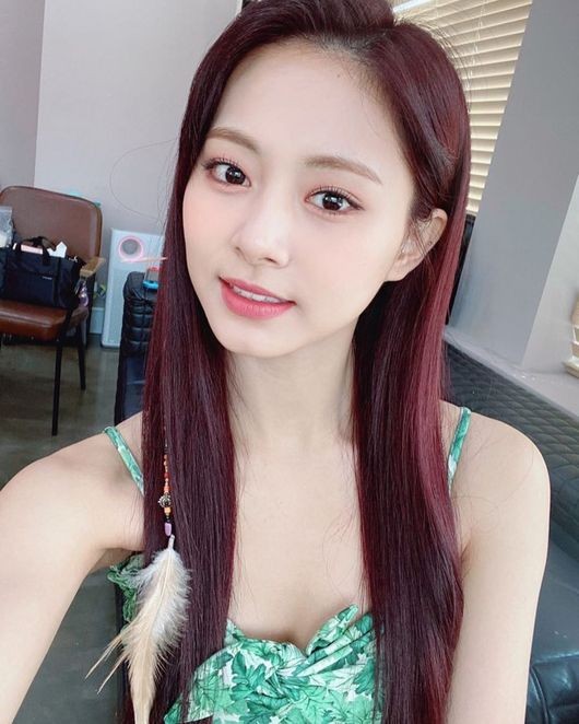 twice-tzuyu-is-beautiful-even-when-put-her-hair-up-or-wear-hair-down-2