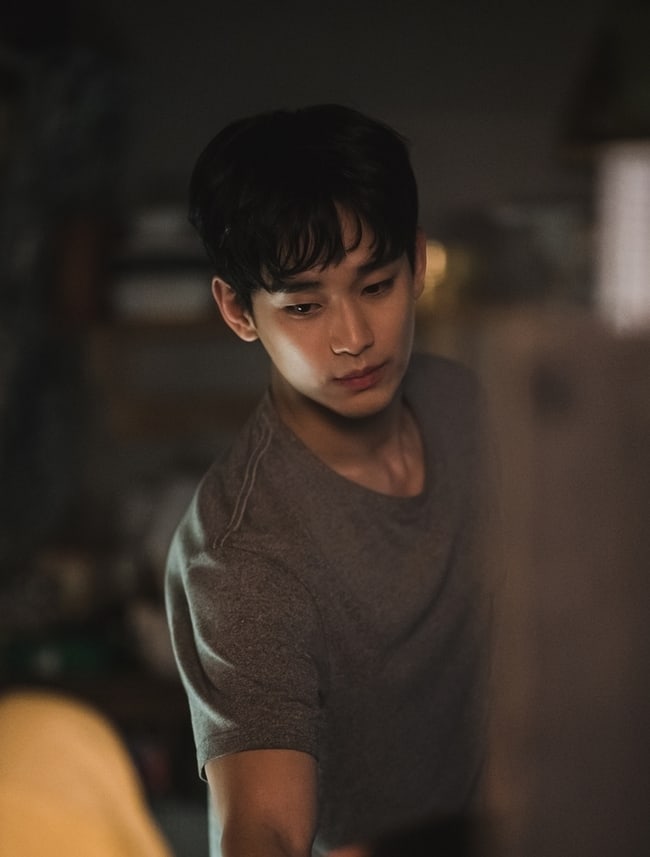 upcoming-drama-its-okay-to-not-be-okay-reveals-new-still-cuts-of-kim-soo-hyun-1