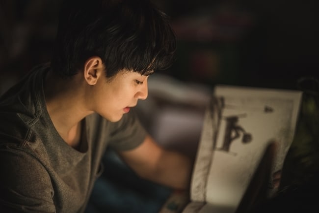 upcoming-drama-its-okay-to-not-be-okay-reveals-new-still-cuts-of-kim-soo-hyun-2