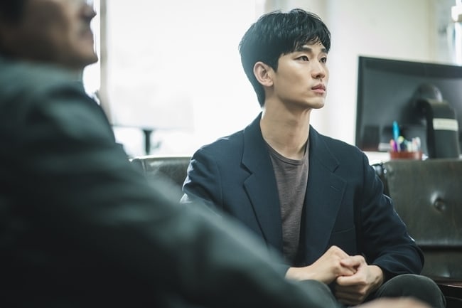 upcoming-drama-its-okay-to-not-be-okay-reveals-new-still-cuts-of-kim-soo-hyun-5