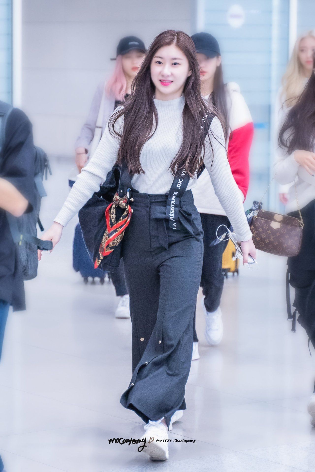 10-fashion-tips-itzy-chaeryeong-airport-style-1
