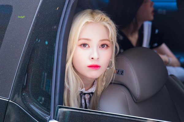 10-stunning-photos-of-k-pop-beauties-waving-to-fans-in-their-cars-1