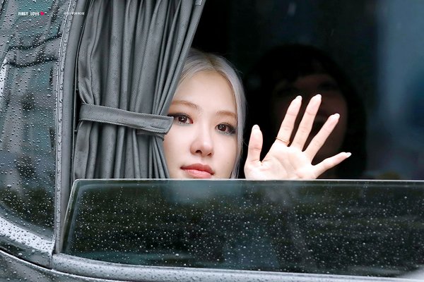 10-stunning-photos-of-k-pop-beauties-waving-to-fans-in-their-cars-8
