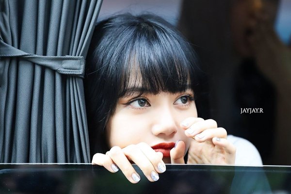 10-stunning-photos-of-k-pop-beauties-waving-to-fans-in-their-cars-9