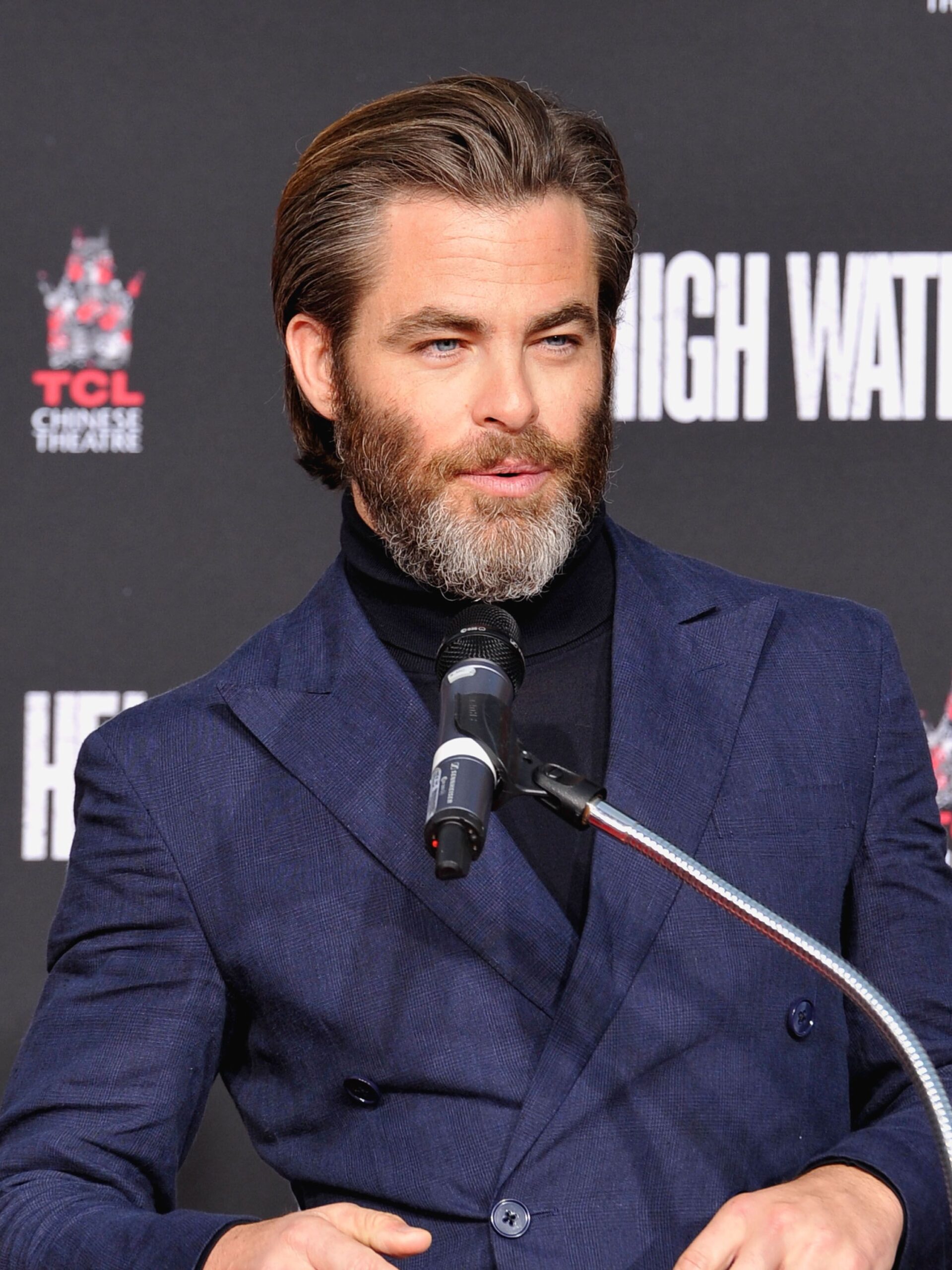 15-Hollywoods-actors-with-beard-that-make-you-dont-want-to-shave-anymore-15
