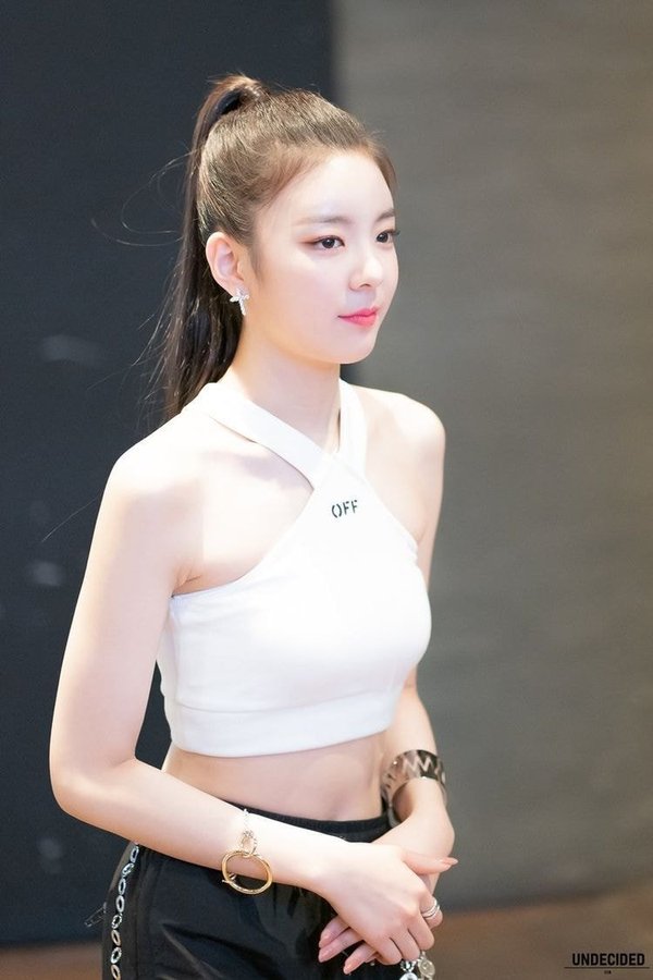 2-female-idols-with-ideal-shoulders-picked-by-korean-netizens-5