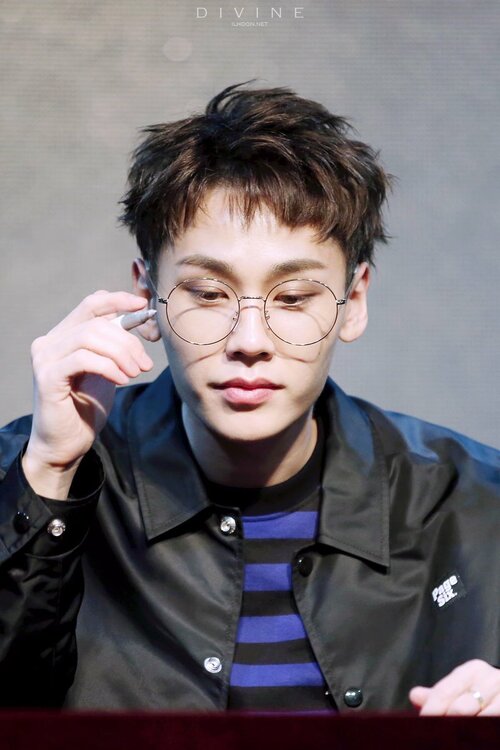 20-kpop-male-idols-become-adorable-when-wearing-glasses-15