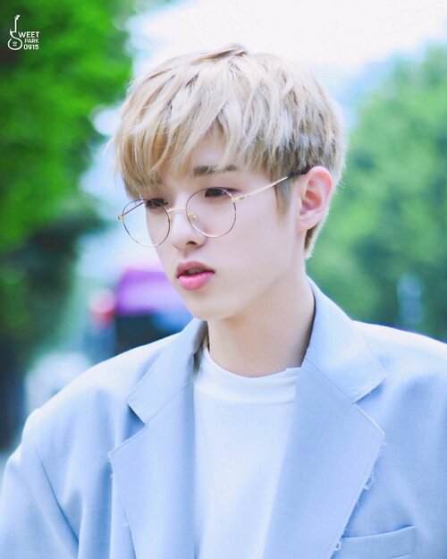 20-kpop-male-idols-become-adorable-when-wearing-glasses-16