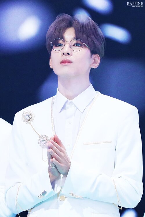 20-kpop-male-idols-become-adorable-when-wearing-glasses-18