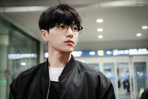 20-kpop-male-idols-become-adorable-when-wearing-glasses-20