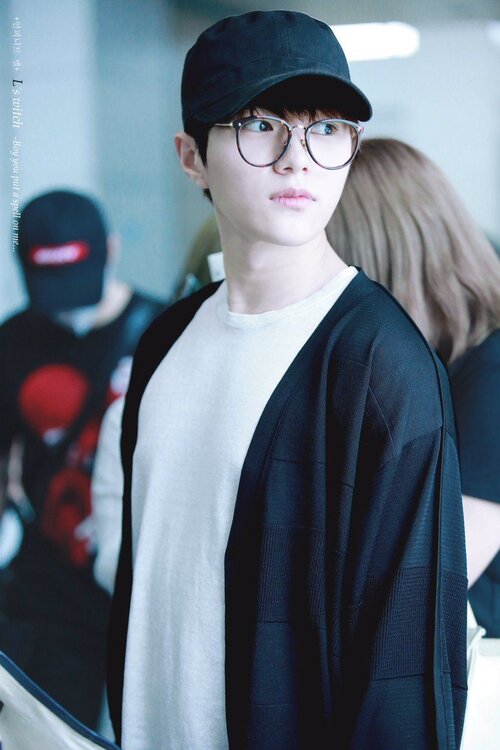 20-kpop-male-idols-become-adorable-when-wearing-glasses-21