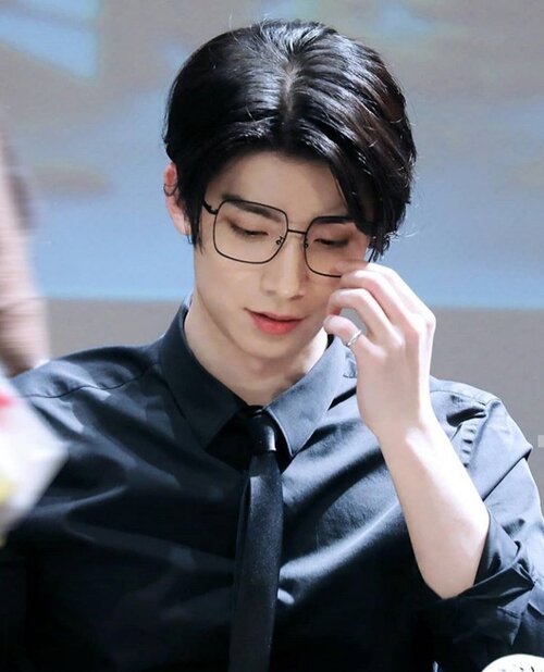 20-kpop-male-idols-become-adorable-when-wearing-glasses-25