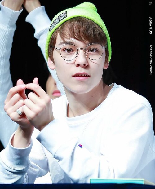 20-kpop-male-idols-become-adorable-when-wearing-glasses-28