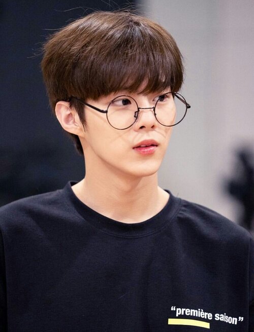 20-kpop-male-idols-become-adorable-when-wearing-glasses-41