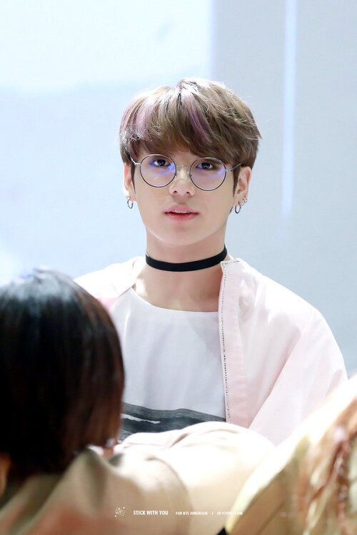 20-kpop-male-idols-become-adorable-when-wearing-glasses-8