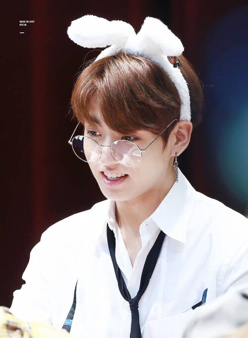 20-kpop-male-idols-become-adorable-when-wearing-glasses-9