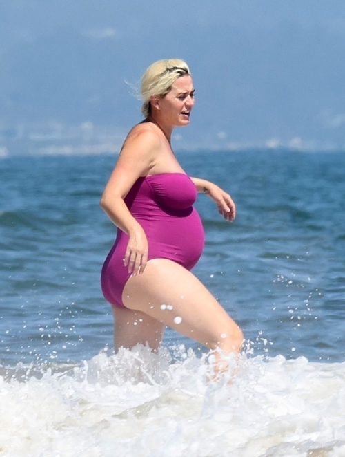 9-month-pregnant-katy-perry-looking-gorgeous-in-swimsuit-1
