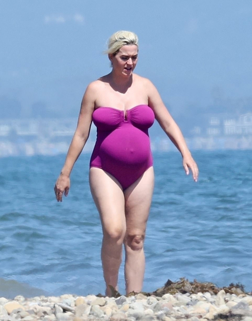 9-month-pregnant-katy-perry-looking-gorgeous-in-swimsuit-2