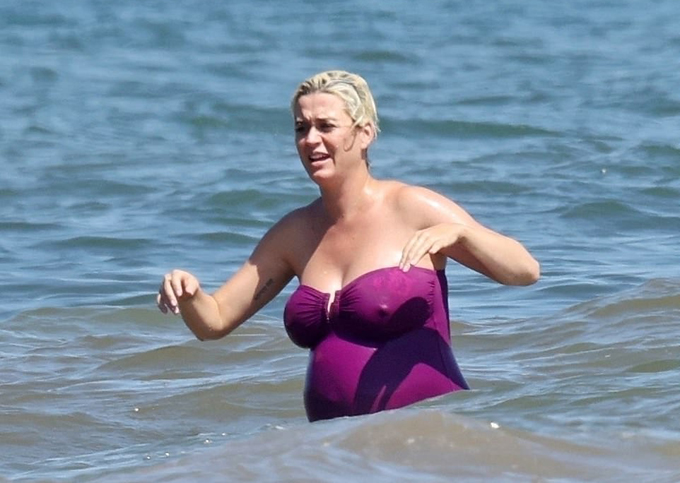 9-month-pregnant-katy-perry-looking-gorgeous-in-swimsuit-3