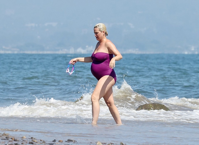 9-month-pregnant-katy-perry-looking-gorgeous-in-swimsuit-4