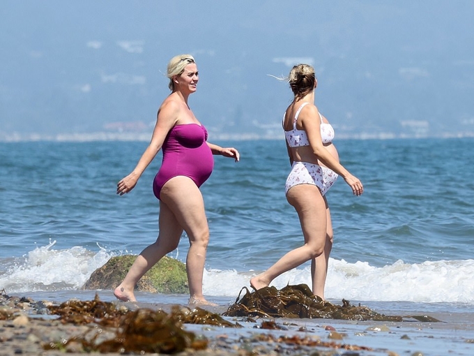 9-month-pregnant-katy-perry-looking-gorgeous-in-swimsuit-5