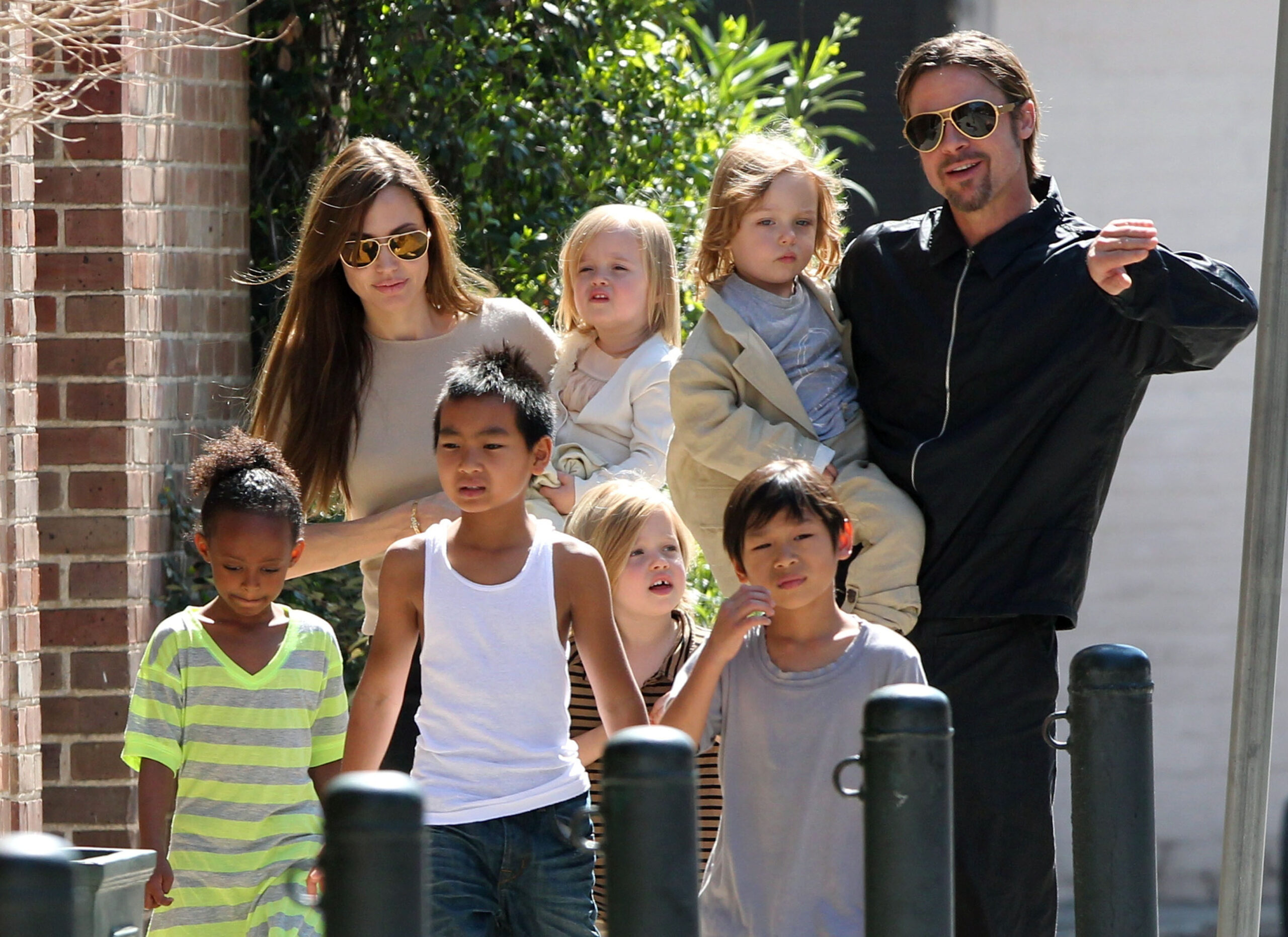 Angelina-Jolie-and-Brad-Pitt-are-back-together-by-using-therapy-3