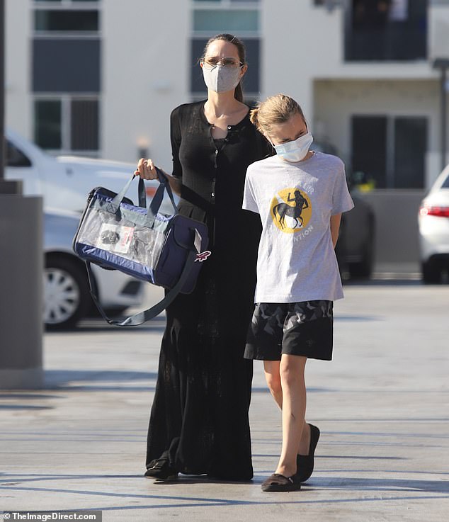 Angelina-Jolie-and-Vivienne-walking-down-Los-Angeles-in-masks-2