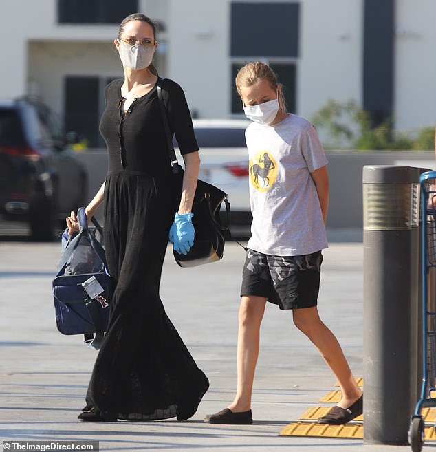 Angelina-Jolie-and-Vivienne-walking-down-Los-Angeles-in-masks-3