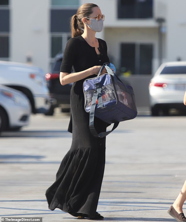 Angelina-Jolie-and-Vivienne-walking-down-Los-Angeles-in-masks-4