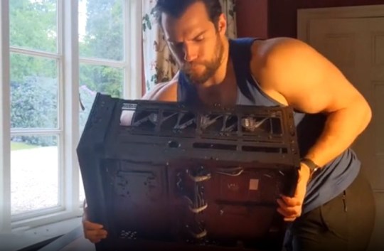 Henry-Cavill-builds-PC-by-himself-in-his-Instagram-soothing-video-2