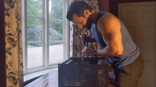 Henry-Cavill-builds-PC-by-himself-in-his-Instagram-soothing-video-4