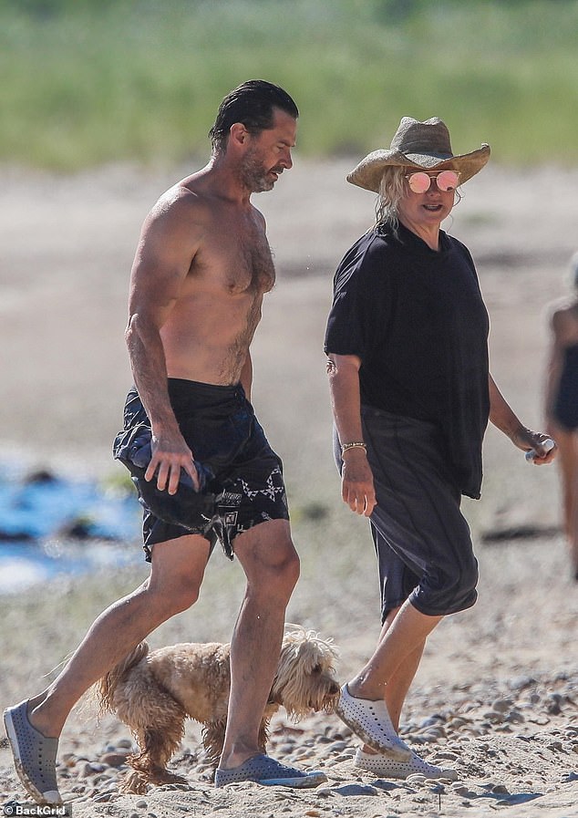 Hugh-Jackman-shows-off-muscular-physique-on-beach-with-wife-Deborra-Lee-2