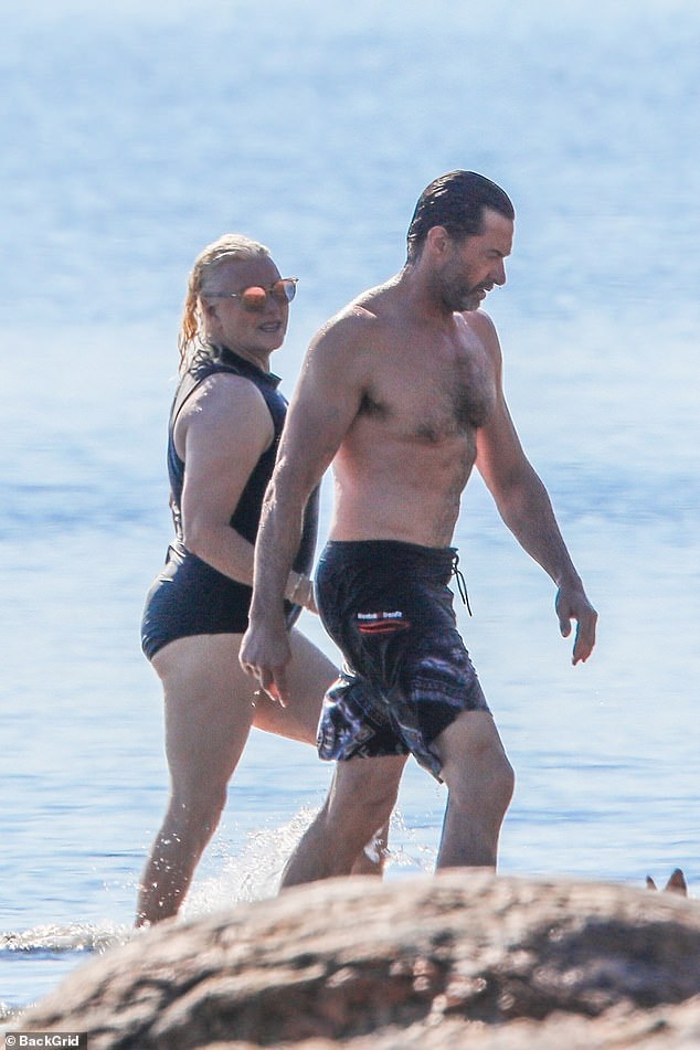 Hugh-Jackman-shows-off-muscular-physique-on-beach-with-wife-Deborra-Lee-4
