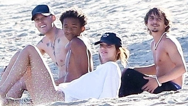 Jaden-Smith-Plays-on-beach-With-Kendall-Jenner-2