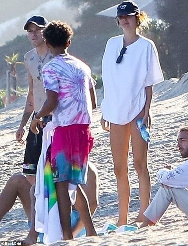 Jaden-Smith-Plays-on-beach-With-Kendall-Jenner-3