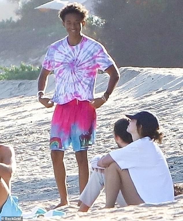 Jaden-Smith-Plays-on-beach-With-Kendall-Jenner-4