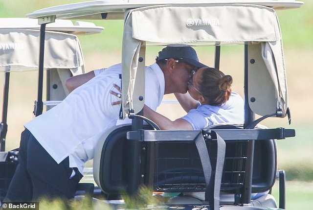 Jennifer-Lopez-shared-romantic-kiss-with-boyfriend-on-golf-date-2