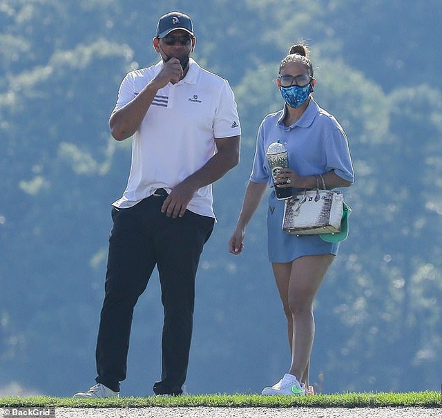 Jennifer-Lopez-shared-romantic-kiss-with-boyfriend-on-golf-date-5