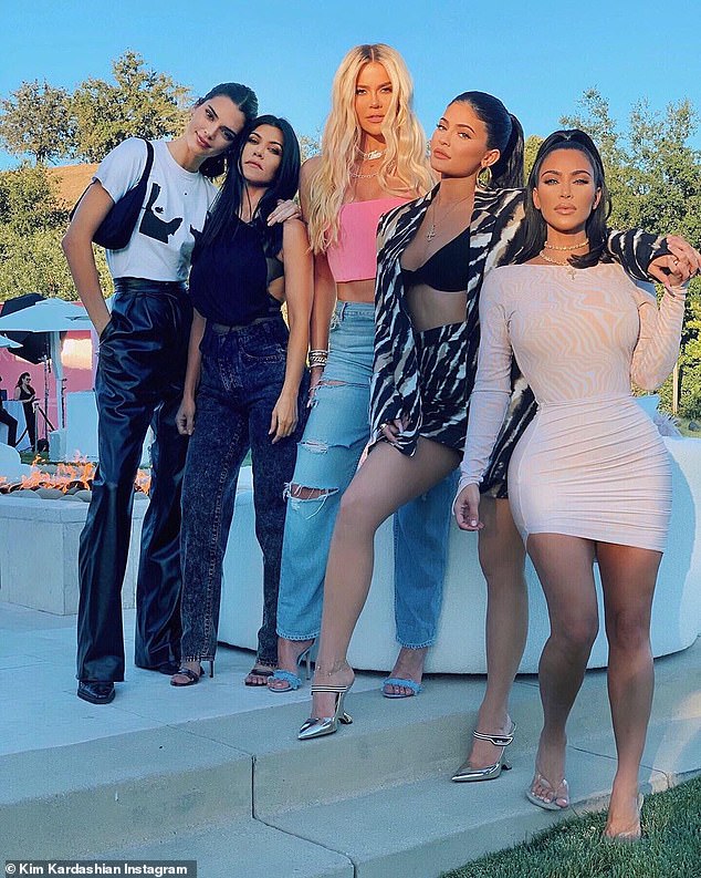 Kim-Kardashian-takes-Spice-Girls-group-pose-with-her-sisters-2