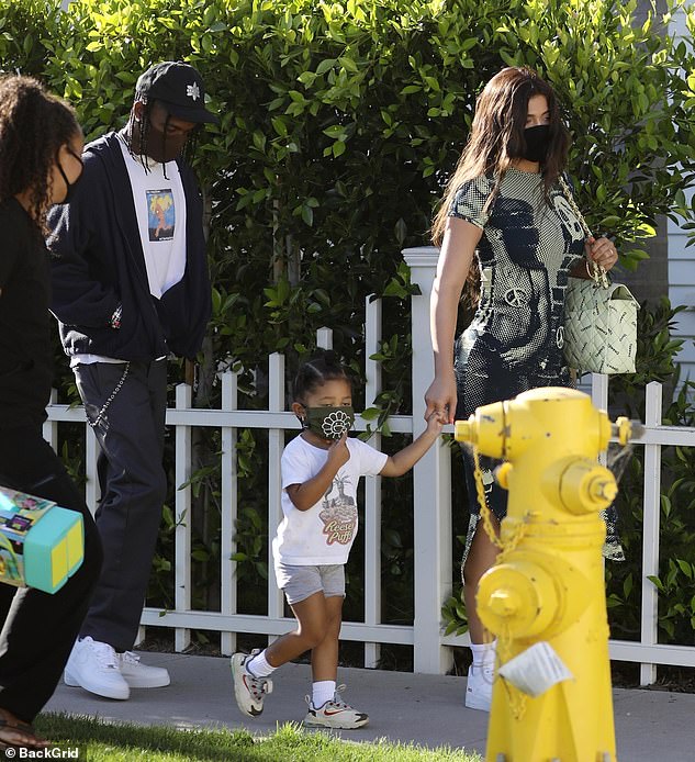 Kylie-Jenner-gathers-with-Travis-Scott-for-fancy-family-meetup-2