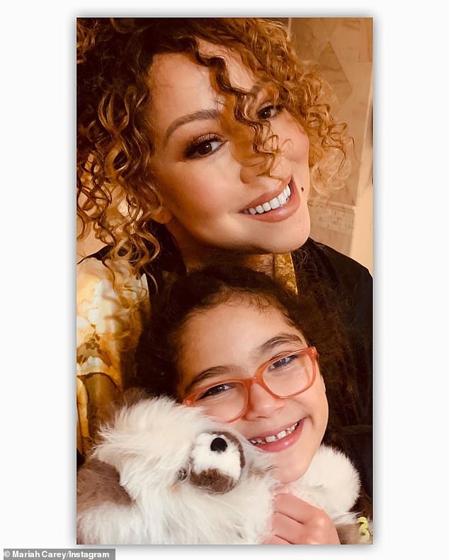 Mariah-Carey-posted-cute-selfie-with-her-daughter-Monroe-2