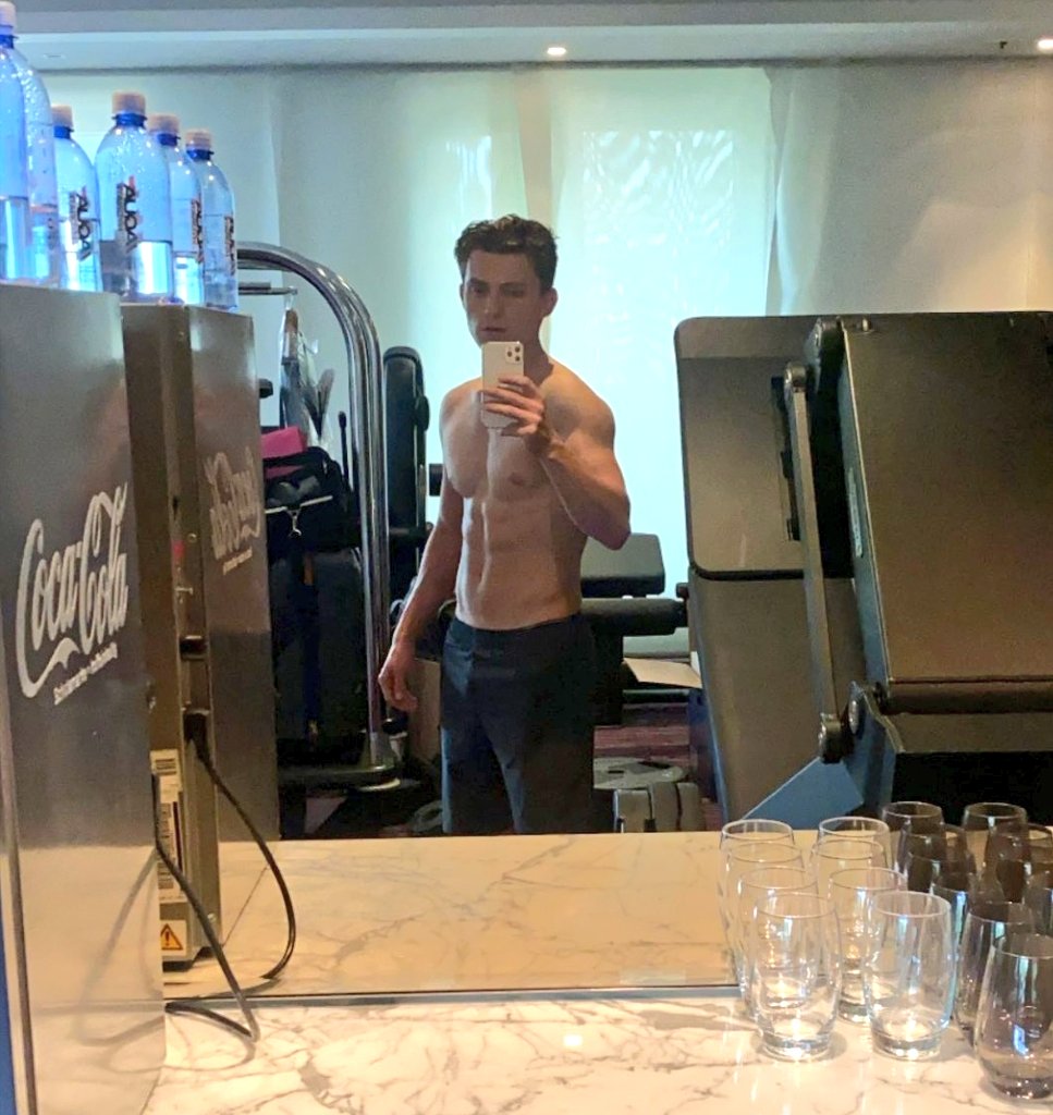 Tom Holland Went Shirtless With Mark Wahlberg As His Fitness Inspiration Starbiz Net